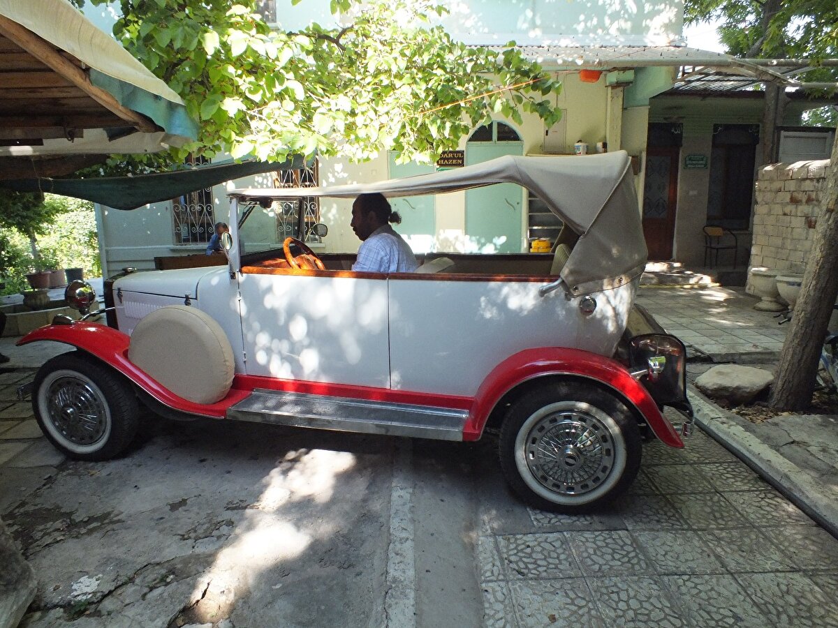 Aracını kapalı garajında muhafaza ettiğini belirten Alican Özen, Bu klasik aracı 10 yıl önce Antalya'dan bir kadından takas usulüyle edindim. Aracımı Antalya'da modifiye ettirdim. Aracım, 1929 Amerika yapımıdır. Bu araçlar Türkiye'de nadir bulunuyor. Bölgemizde yok, aracın günlük bakımlarını yapıyorum. Kendi evimin bahçesinde kapalı otoparkım var, orada muhafaza ediyorum. Bu şekilde de kullanıyorum dedi.