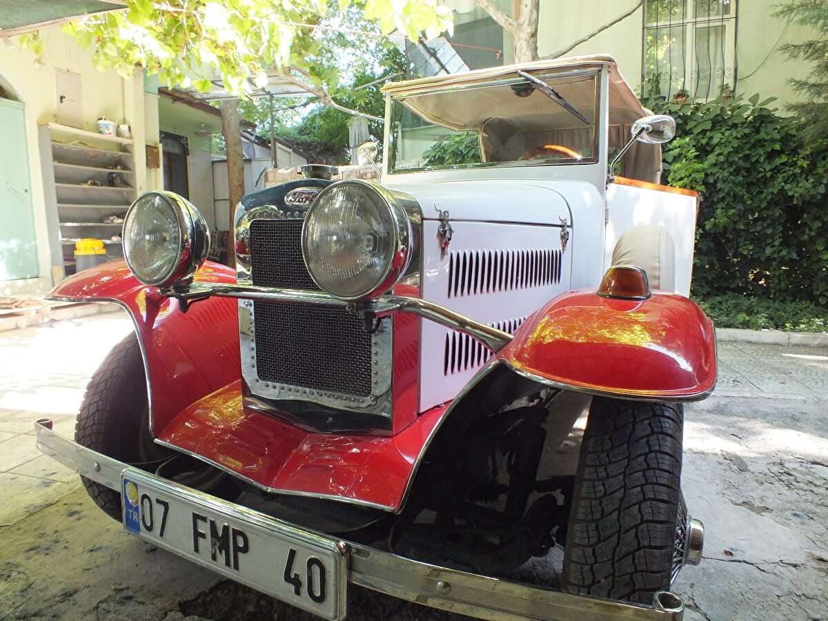 Evinin bahçesindeki kapalı garajında muhafaza ettiği aracının günlük bakımını her gün yapan Özen, bazı günlerde ise aracıyla şehir turuna çıkıyor.