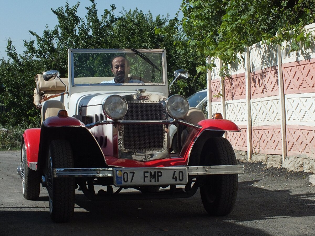 Elazığ'da ikamet eden 5 çocuk babası Alican Özen (46), 10 yıl önce bakımsız bir şekilde satın aldığı ve bu süre zarfında 100 bin lira masraf ettiği 1929 model klasik otomobiline göz gibi bakıyor.