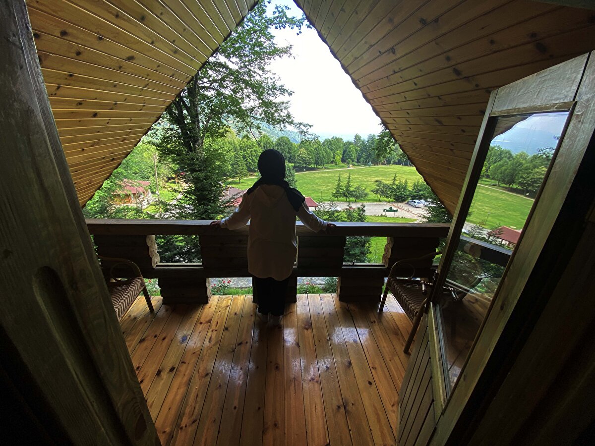 Düzce merkez Aydınpınar köyü sınırları içerisinde bulunan Aydınpınar Şelalesi, şehir merkezine 10 kilometre mesafede yer alıyor. Güzeldere ve Samandere Şelaleleri arasında ve yol güzergahı üzerinde bulunan şelale, arka arkaya dökülen 5 ayrı şelale kümesinden oluşuyor.