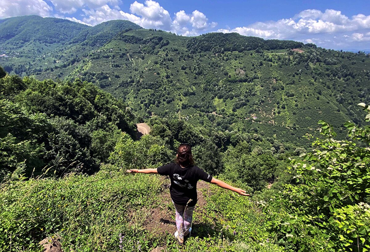 Bölgenin İstanbul ve Ankara gibi büyük kentlerin arasında ve ulaşımı kolay olduğu için talep gördüğünün altını çizen Demircan, şöyle konuştu:
"İstanbul ve Ankara arasında bir şehir olduğumuz için 30 milyon nüfus şelalemize 2,5 saat içerisinde ulaşabiliyor. Efteni Kuş Cenneti'mize gelip vatandaşlarımız ziyaret edebilir ve görebilirler. Doğal güzelliklerimizi gelen vatandaşlarımızın temiz tutmasını isteriz. Yasakların kalkması ile hafta sonları 15 bin kişi bölgeye geliyor."