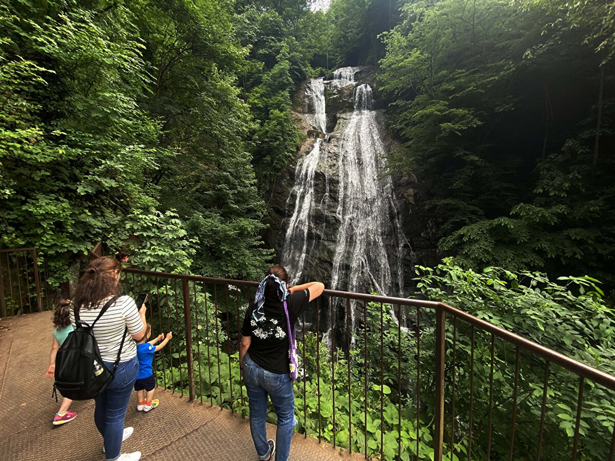 Şelale ayrıca doğal peyzaj bitki örtüsü, piknik alanları, düzenlenmiş orman içi dinlenme yerleri ve yürüyüş parkurları ile bölgenin önemli dinlenme merkezlerinden biri olma özelliği taşıyor.