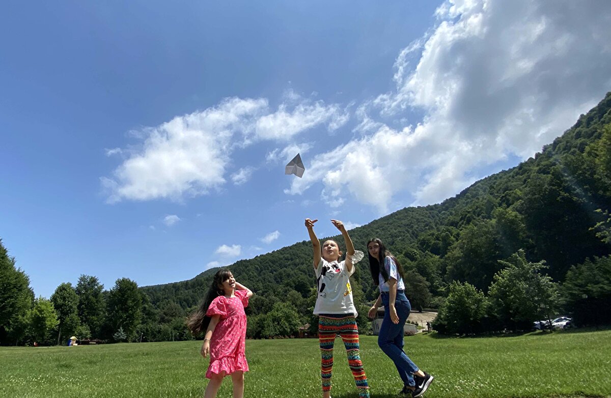 COVID-19 dolayısıyla vatandaşların doğaya hasret kaldığını vurgulayan Demircan, "1,5 seneye yakındır ülkemiz ve dünya maalesef ki corona virüs pandemi süreci yaşıyor. Türkiye'nin en uzun şelalesi olan Güzeldere Şelalesi'ni temizledik ve misafirlerimizin hizmetine güzel bir şekilde bıraktık" dedi.