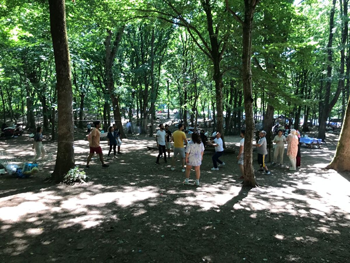 Galata Köprüsüne balık tutmak için gelen Ferhat Telipek, En azından bir Pazar günümüz var. Hafta içi başka bir yerde çalışıyorum. Hafta içi burada ekmeğimin peşindeyim. 3 kilo balık tutayım ki 2 kilosunu eve götüreyim 1 kilosunu satayım.  Dün akşam iş yerimden çıktım. Direk buraya geldim. Yakaladığım balıkları sattım, kalanları eve götüreceğim. dedi.