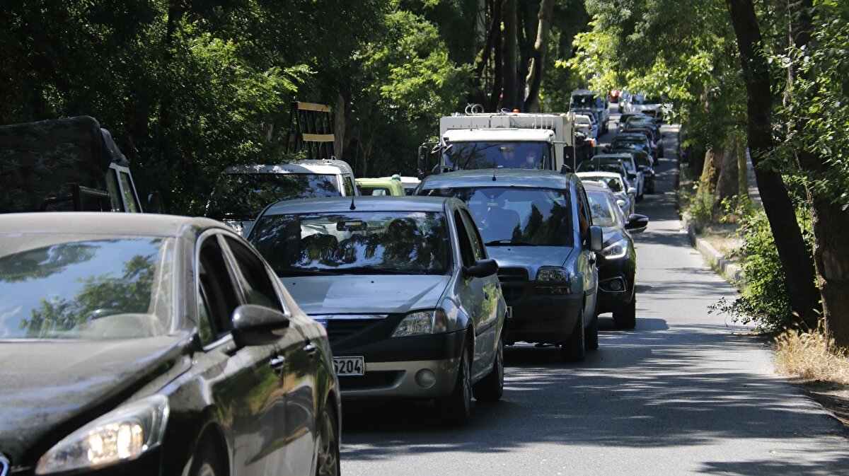 Piknik yapmak ve aileleri ile vakit geçirmek için ormana gelen vatandaşlar, yoğunluk oluşturdu.  