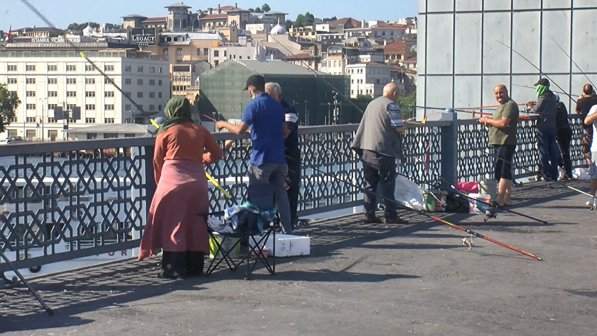 Spor yapan bir kişi ise dışarıda olduğu için çok mutlu olduğunu belirterek, "İnşallah bu corona tez zamanda gider. Her günümüz daha rahat olur. Maskeyi de atarız inşallah temennimiz bu. Biz yaz kış oğlumla beraber çıkıyoruz. Yürüyüşümüzü, sporumuzu yaptık" diye konuştu.