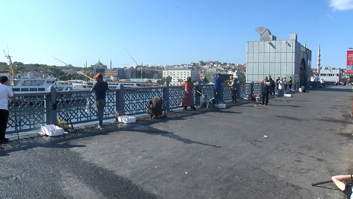 İstanbul Boğazı ve Galata Köprüsünün üstü de olta balıkçılarının akınına uğradı.
Sabahın erken saatlerinden balık tutmak gelen balıkçılar sosyal mesafe kurallarına uyarak oltalarını denize salladı. İstanbul Boğazı Arnavutköy sahilinde ise güzel havayı fırsat bilen bir kişi denize girip yüzdü.