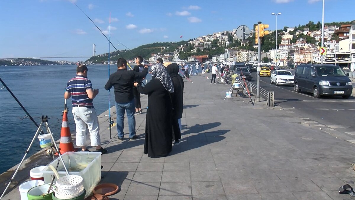 1 Temmuz'dan itibaren sokağa çıkma kısıtlamaları tamamen kaldırıldı. Kısıtlamanın uygulanmadığı ilk pazar gününde vatandaşlar, sabahın erken saatlerinden itibaren Kadıköy Caddebostan Sahili'ne akın etti.