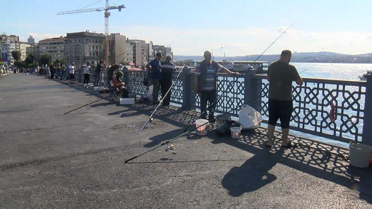 Sahilde yürüyüş yapan bir vatandaş, "Mutlu olduğumu ifade edebilirim. Ama bu müsilajın görüntüsü beni fevkalade üzdü. Bununla ilgili tedbirlerin alınması, görsel anlamda güzel, daha huzurlu bir denize kavuşmamız en büyük arzumuzdur" dedi.