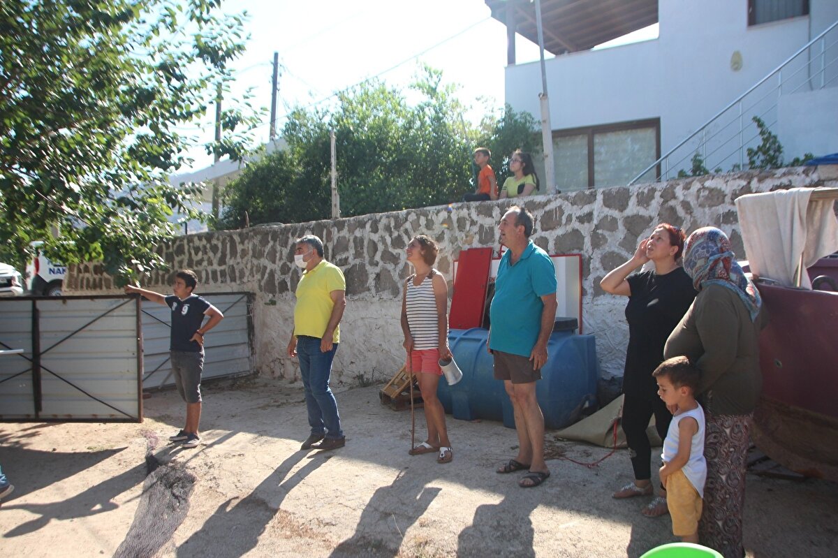 Olayı duyan bölge sakinleri de ağacın altında toplandı. Mahalleli cep telefonları ile ilk defa gördükleri hayvanı görüntülemeye çalıştı.