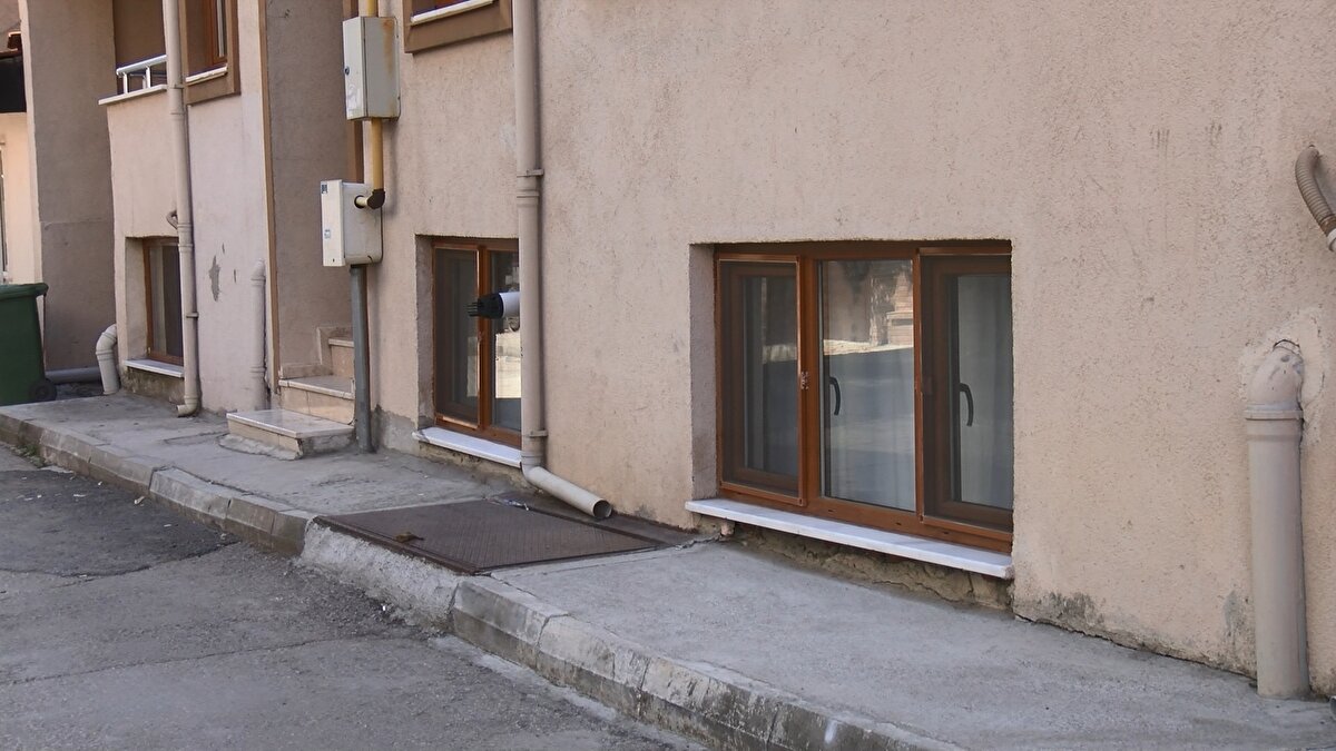 Mahalle halkından alınan bilgilere göre, Aydın, yurt dışına kaçmadan önce Osmangazi ilçesinde 4 katlı bir binanın bodrum katında ikamet ediyordu.