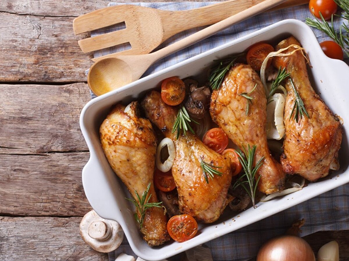 Tavuk ve tavuk eti ürünleri soğuk zincir bozulmadan tüketicilere ulaştırılmalı, etiketinde belirtilen süreler içerisinde tüketilmelidir.Tavuk eti ya satın alındıktan hemen sonra mümkün olduğu en kısa sürede tüketilmeli ya da soğuk zincir bozulmadan muhafaza edilmelidir.Ürün eve gidene kadar çözünmüşse, tekrar dondurmadan tüketilmelidir diye konuştu.