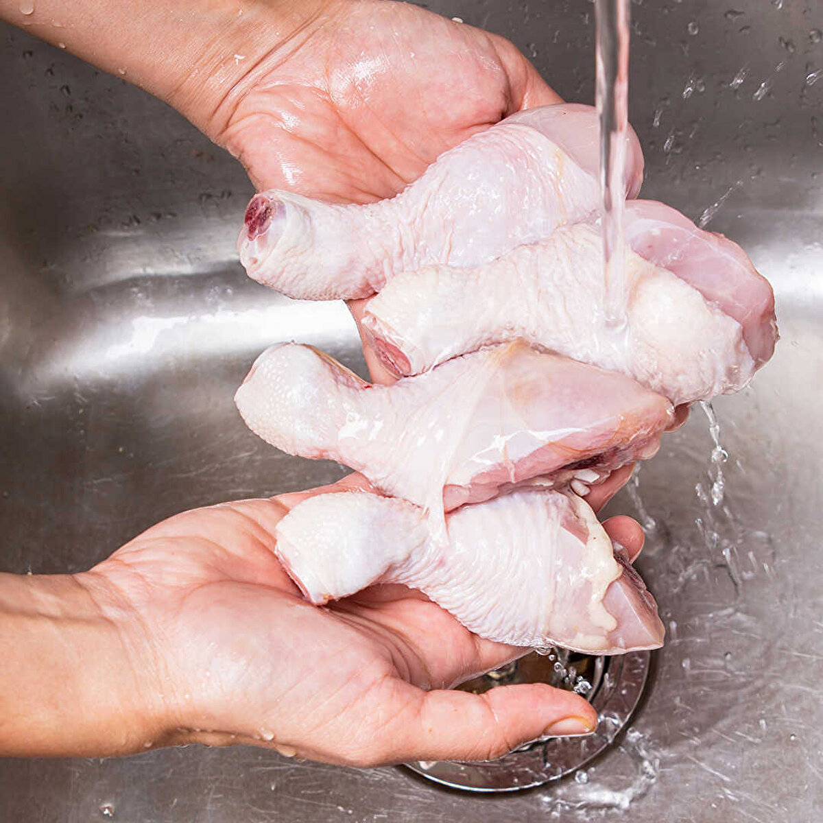 Çiğ tavuk pişirilmeden önce yıkanırsa gıda zehirlenmesi riskini arttırmaktadır. Tavuk eti iyi piştiği takdirde tüm zararlı mikroorganizmalar yok olacaktır ifadelerini kullandı.Tavuğun pişmeden yıkanmasının zararlı mikroorganizmaları öldürmeyeceğini belirten Prof. Dr. Artık, Tavuk etinin yıkanmasına gerek yoktur. Tavuğun doğal olarak mikroorganizma yükü yüksektir.