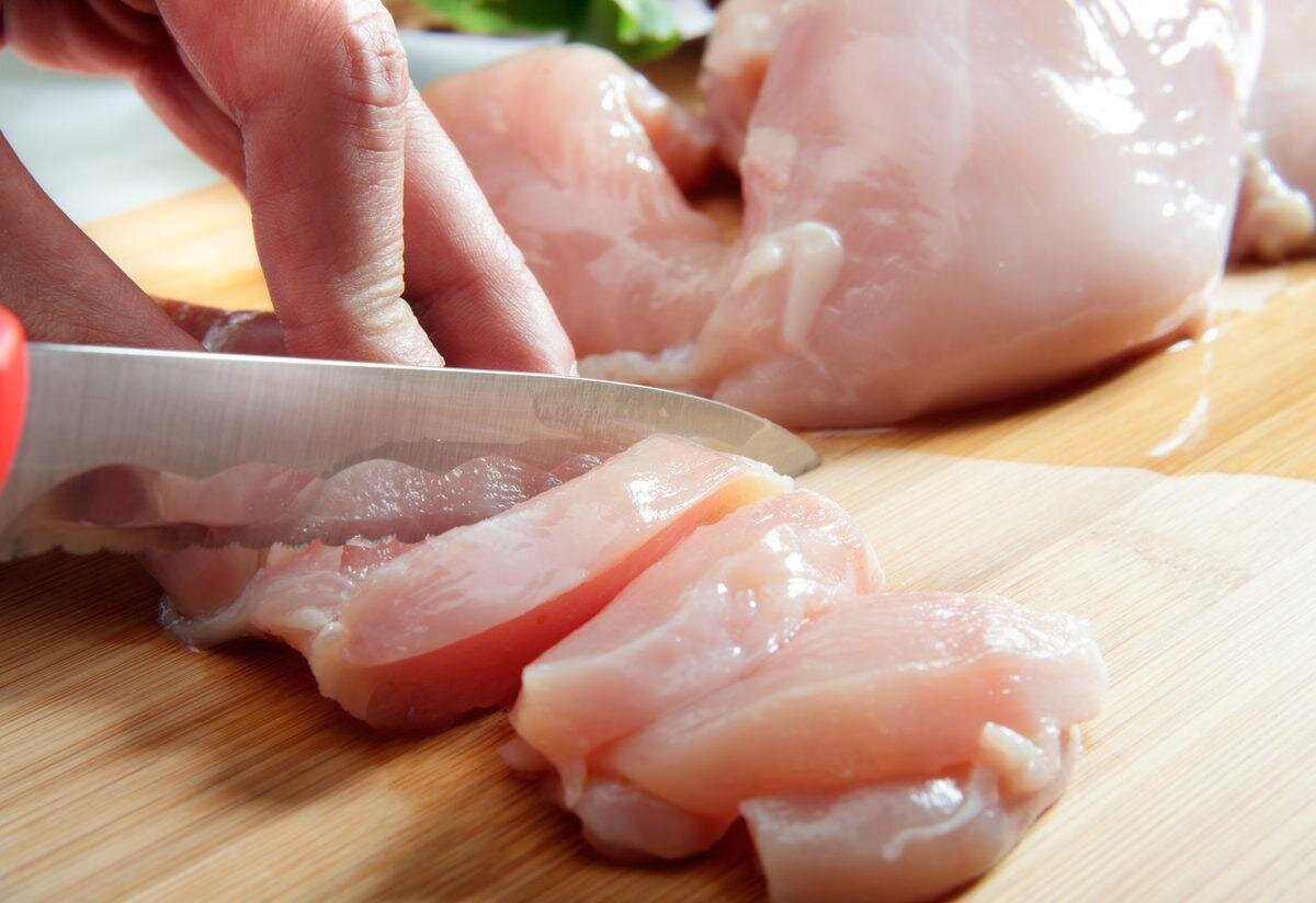 Tavuğu pişirmeden önce yıkadığımızda; mikroorganizma yükünü azaltamadığımız gibi lavabo, musluk, tezgah yüzeylerine ve hatta ellerimize sıçrayan bu mikroorganizmalar çapraz bulaşmaya da sebep olabilir. Sonrasında mutlaka bu yüzeylerin dezenfeksiyonu yapılmalı ve eller en az 20 saniye sıvı sabunla ovalanarak yıkanmalıdır dedi.