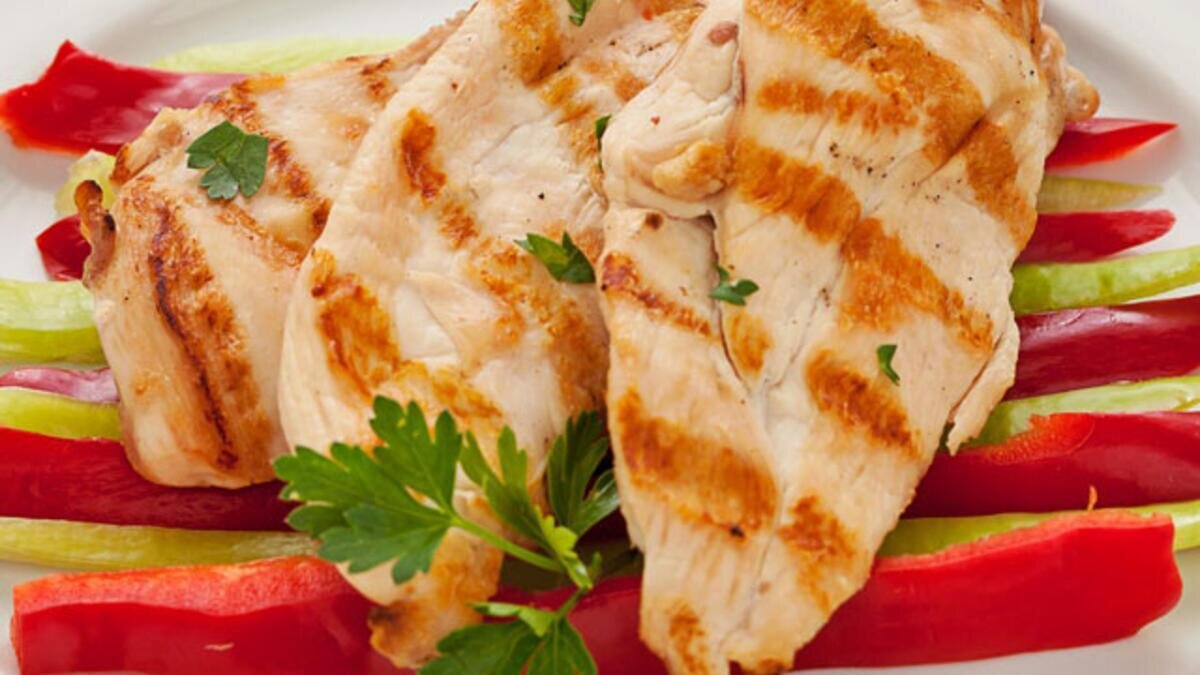 Tavuk etinin tamamının tam olarak pişirilmesine dikkat çeken Prof. Dr. Artık, Özellikle, etin en zor pişen iç kısımlarında kanlı ya da kırmızı bir bölüm kalmamasına dikkat edilmelidir.Tavuk ve diğer et ürünlerinin tamamen pişirilmesi için iç sıcaklıklarının 72 derece veya daha yüksek sıcaklıklarda pişirilmesi tavsiye edilir ifadelerini kullandı.