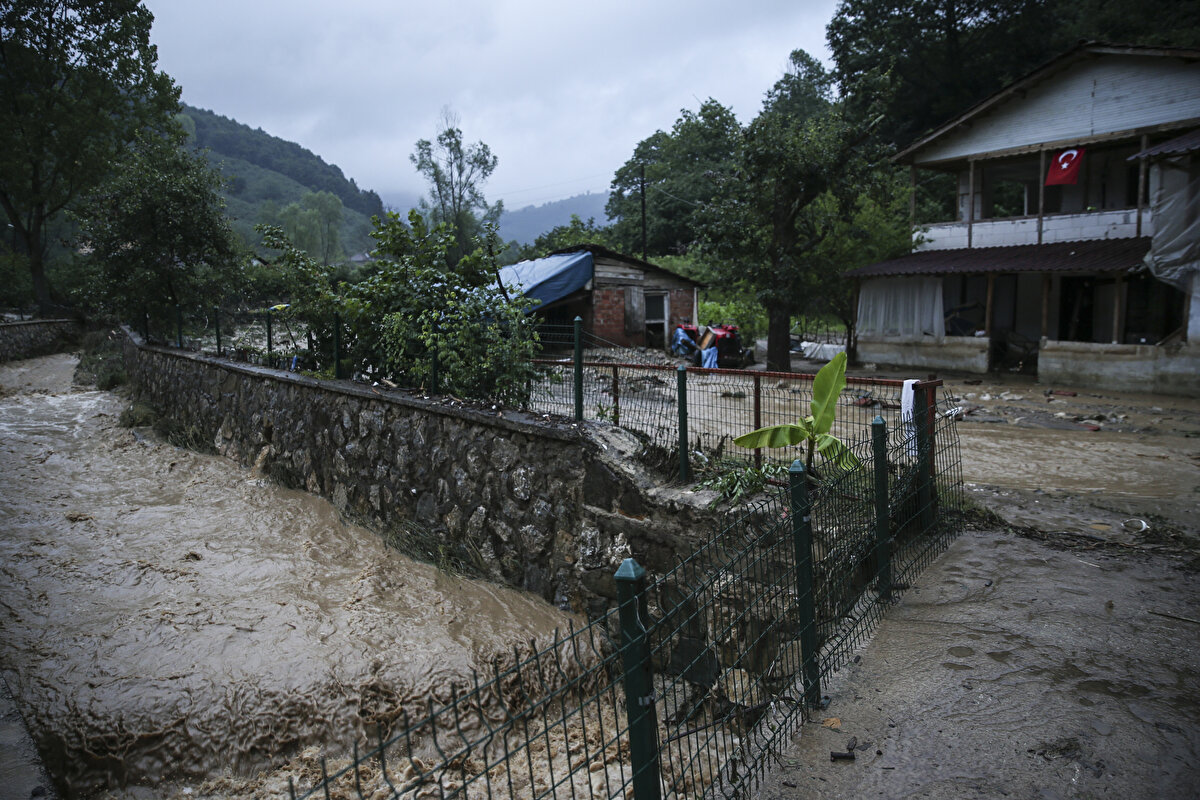 Her 4 köyde yaşanan su baskınları nedeniyle 21 vatandaş evlerinde ve yüksek bölgelerde mahsur kaldı.

