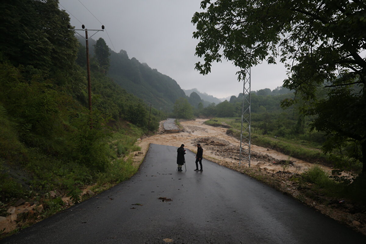Türk Kızılay gezici gıda araçları ilse Cumayeri'nin Dokuzdeğirmen ve Akçakoca'nın Esmahanım köylerinde konuşlandırılarak vatandaşlara hizmet sunuyor.

