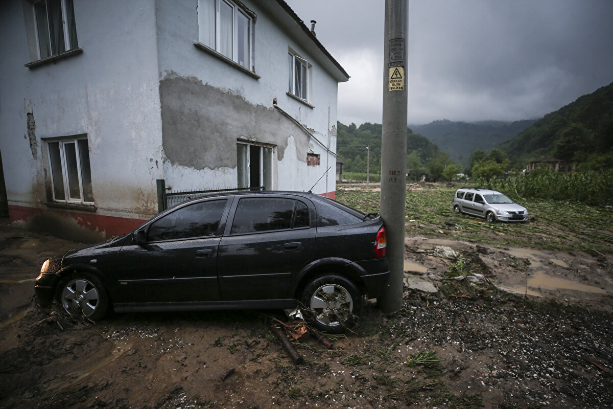 Yağışın geniş bir alanda etkili olduğunu anlatan Vali Atay, "Allah'a hamdolsun hiçbir vatandaşımızın burnu kanamadı. Herhangi bir can kaybı söz konusu değil. Bizi sevindiren taraf bu. Ama elbette ki yollarımıza, köprülerimize zararları söz konusu. Bunlar kısa zamanda giderilir. Uğurlu, Esmahanım ve Dilaver köyümüzde incelemeler yaptık. Oradaki durumu kendi gözlerimizle bire bir gördük." diye konuştu.