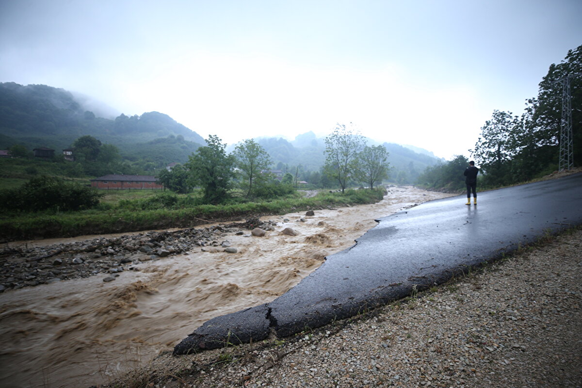 AFAD sabahın erken saatlerinde bölgede hasar tespit çalışmalarına başladı.

