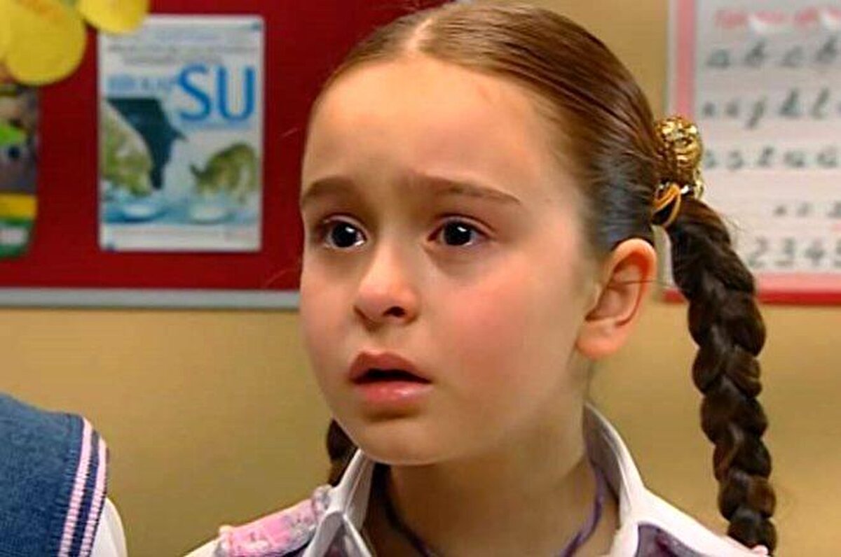 Yayın hayatı 3 yıl süren dizide, merhametli ve içten tavırlarıyla, bilhassa çocuk izleyicilerin gönlünü çelmişti Asena Keskinci. Bir zamanlar ekranlardan evlerimize konuk olan çocuk yıldız artık 20 yaşında bir genç kız oldu.