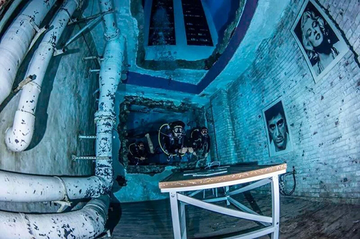 Dünyanın en derin havuzu olan “Deep Dive Dubai”, Birleşik Arap Emirlikleri’nde (BAE) kapılarını açtı. Dubai’nin Nad Al Sheba bölgesinde bulunan havuz 60 metre derinliğe sahip ve altı olimpik yüzme havuzuna eşdeğer 14 milyon litre su tutabiliyor. 