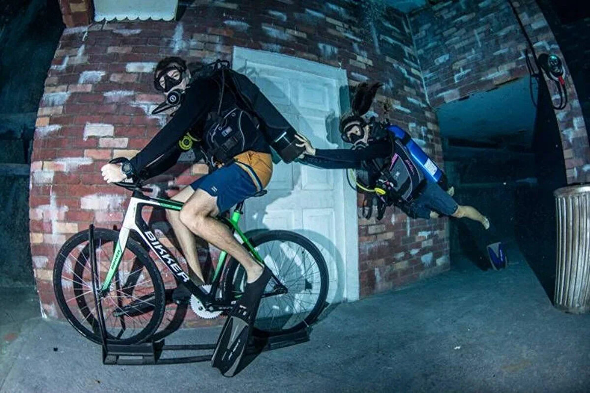 Deep Dive Dubai’nin en dikkat çekici özelliklerinden birini ise batık şehri oluşturuyor. Dalgıçlar, terk edilmiş bir sokak,  apartman, garaj, atari salonu ve diğer ilginç özelliklerle tamamlanmış bir sualtı dünyasını keşfedebilecekler.