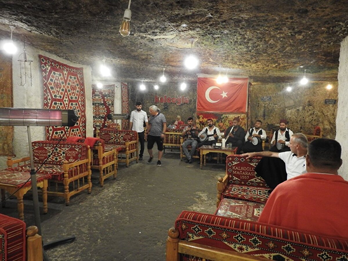 Kocaeli'den Gaziantep'e arkadaşlarıyla gelen ve mağaranın soğukluğundan dolayı üşüyüp üstlerine battaniye örttüklerini ifade eden Elif Gündüz, “Kocaeli’nden Gaziantep’i gezmek için geldik. Çok merak ediyorduk. Antep’in havası bize aşırı sıcak geldi. Ben baygınlık geçirecektim. Tansiyonum düştü. Sonra arkadaşım mağaralardan bahsetti. Bizde hemen bütün mağaraları gezdik. Burası özellikle daha çok hoşumuza gitti. Burada resmen üşüyoruz" diye konuştu.