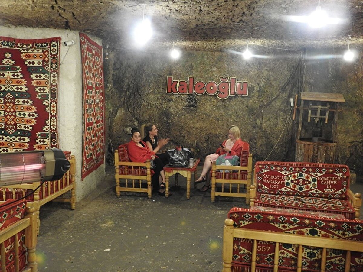 Yaz mevsiminin etkisinin göstermesinin ardından Gaziantep'te termometreler 45 dereceleri göstermeye başladı. Sıcakların artması ile vatandaşlar kafe olarak işletilen 500 yıllık tarihi Kaleoğlu Mağarası’na akın etmeye başladı.
