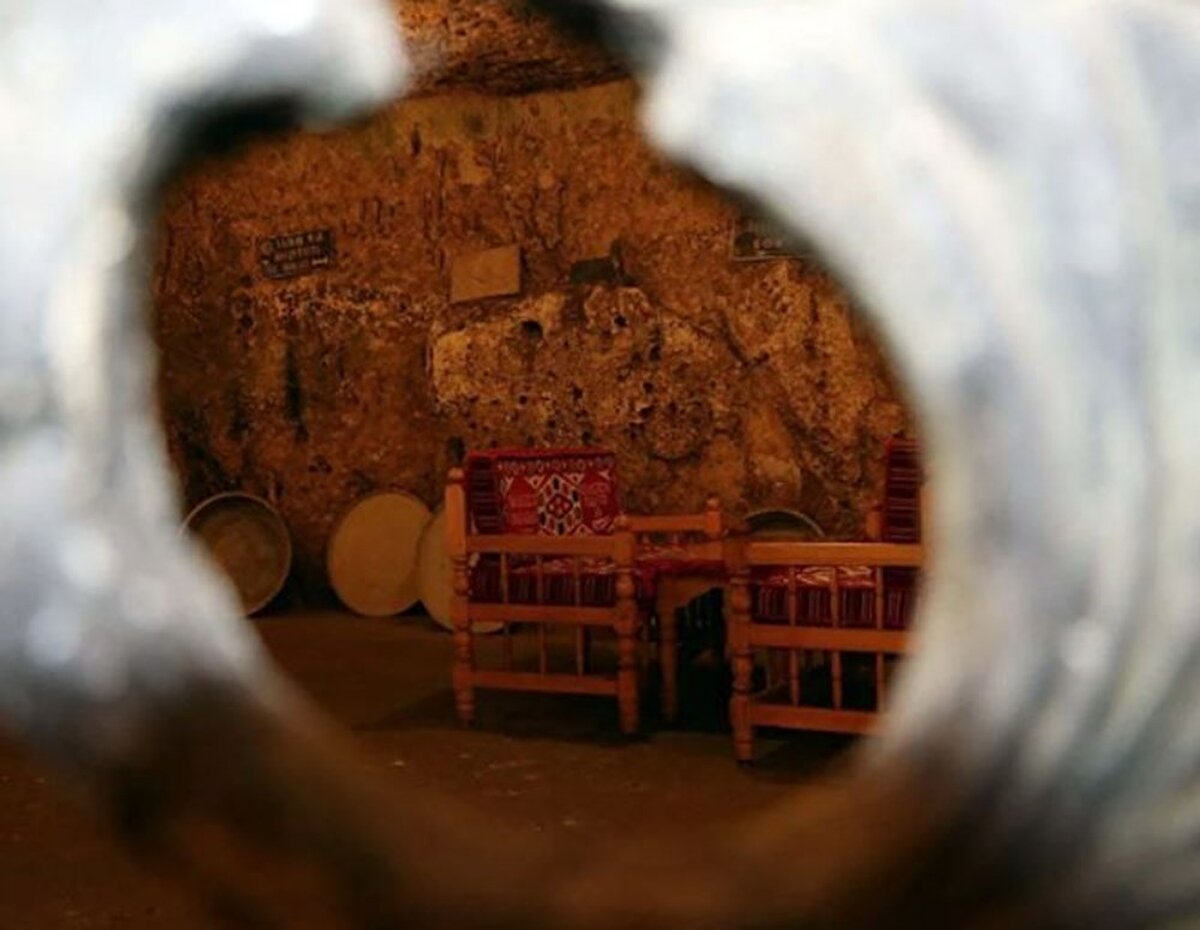 Mağaranın işletmecisi Mehmet Kaleoğlu, dışarıda 44 dereceye yakın sıcaklık olmasına rağmen mağaranın içinin 10-15 derece olduğunu belirterek, “Bu mağaranın diğer mekanlara göre özelliği dışarısı 45 derece olduğunda burası 15 derece. Dışarısı 0 derece olduğunda mağara yine 15 derece. İnsanlar geliyorlar ‘biz üşüdük’ diyorlar. Bizde sobaları yakıyoruz veya polar veriyoruz" diye konuştu