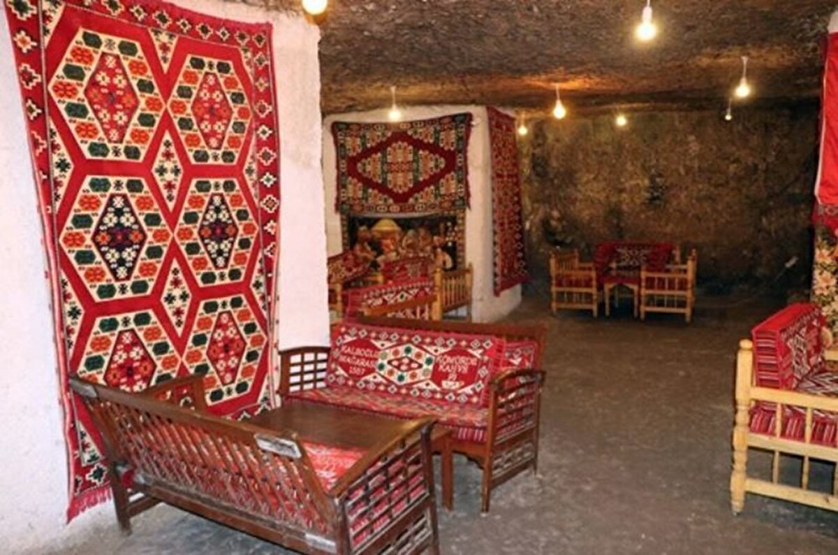 2-3 gündür havanın çok sıcak olduğunu ve mağarada yoğunluk olduğunu belirten Kaleoğlu, "İnsanlar oturduklarında memnun oluyorlar. Sıcaktan gelir gelmez serin ortamı bulduklarında çok hoşlarını gidiyor. Sonra bakıyorlar ve üşüyorlar. Biz daha böyle bir şey görmedik diye söylüyorlar. Turistler çok memnun oluyor. Burası 500 yıllık bir mağara buradan taş elde edilmiş han yapılmış" dedi.