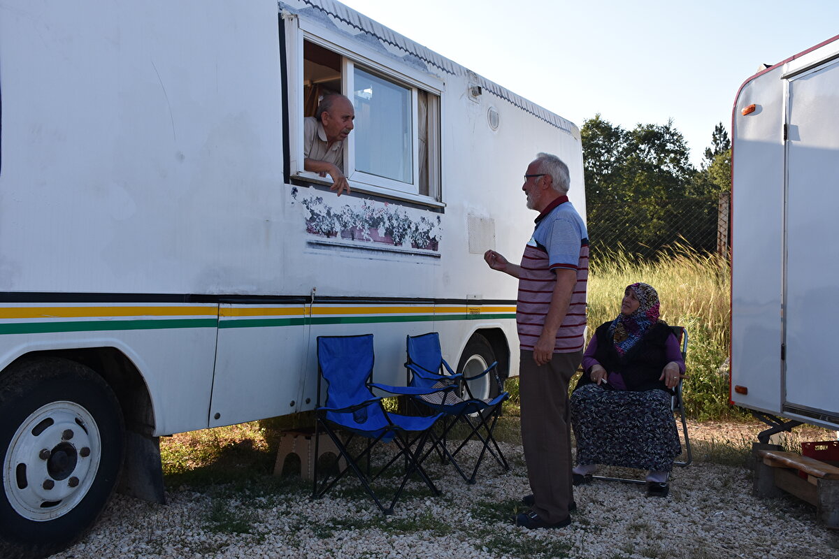 Yolcu minibüsünü motokaravana çevirme sürecini anlatan Yavuz, şöyle konuştu:
"Pencerelerinde değişiklik yaptım, bagajını kapattım, içini döşemeye başladım. Kaportasını tekrar yaptım. Alt ve dış kısımlarını straforla kapladım. Alt tarafında 500 litre suyum var, krom depolarım var. Bütün malzemelerim alt tarafında yer alıyor.
İç mekanı güzelce yaptım; 3 oda, 7 kişilik yatak, açılır masa var. Hidroforla suyu yukarıya basıyorum. Sıcak duş alma imkanım var. Hepsini kendim yaptım. Kalorifer sistemi de döşedim. Yemek yaptığımız ocağın sıcaklığıyla karavanı 20 dakikada hamam gibi ısıtıyorum"