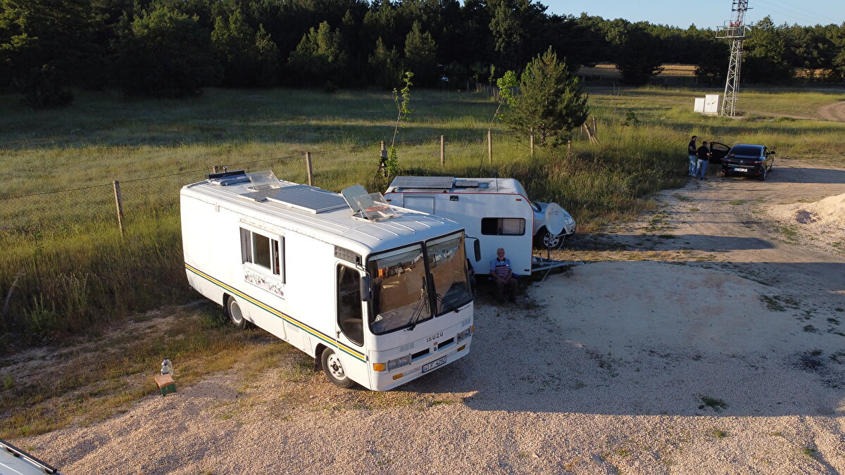 Bilecik'te dünyaya gelen ve 13 yaşında Sakarya'nın Taraklı ilçesine giderek iş hayatına atılan Yavuz, 1998'de yerleştiği İzmit'te akü imalatına başladı. İlerleyen süreçte oto tamirciliği ve yedek parçacılık da yapan Yavuz, 1999 Marmara Depremi'ni tatil için gittiği Balıkesir'in Erdek ilçesinde öğrendi.