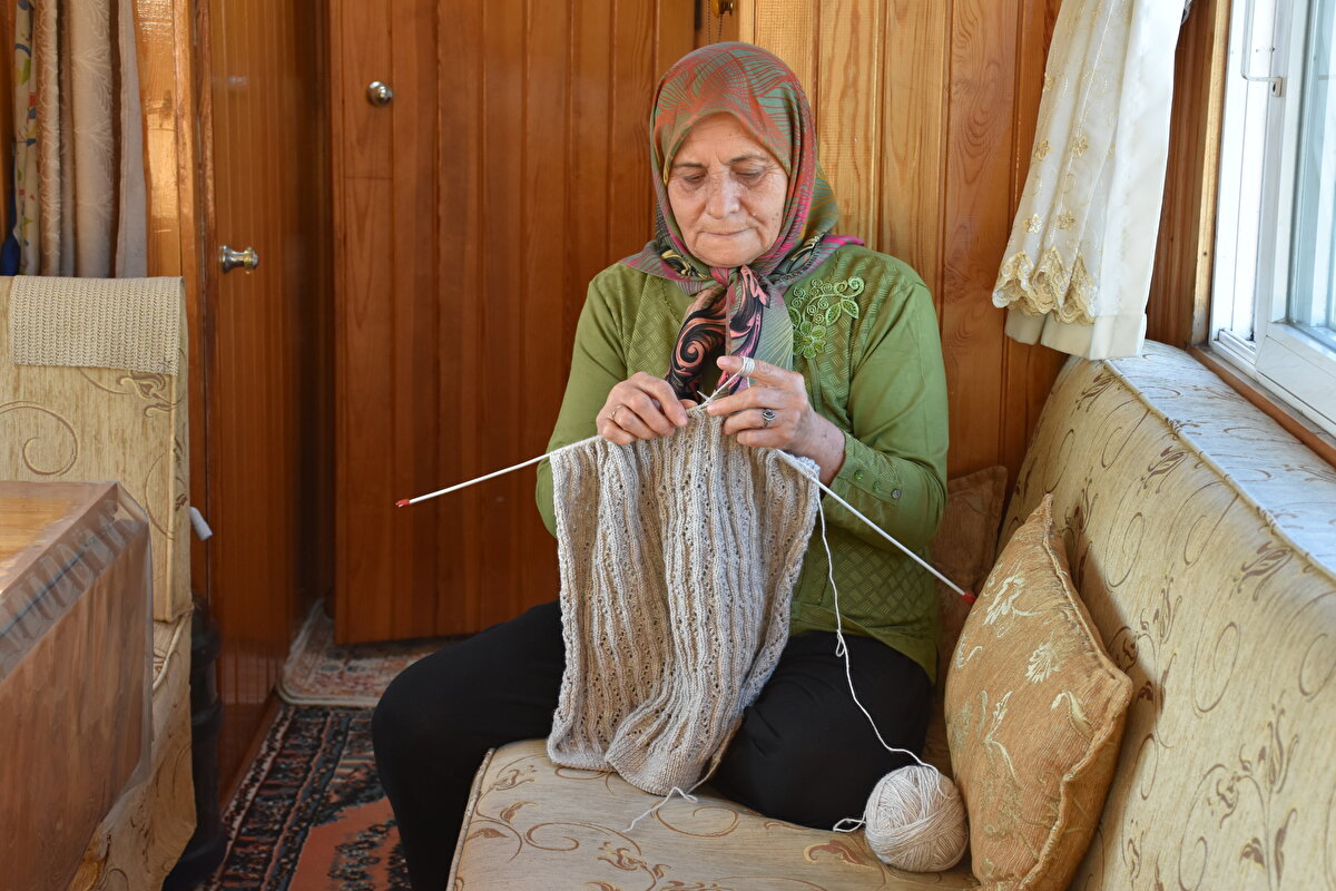 Hacer Yavuz da eşi nereye giderse kendisinin de yanında olduğunu ifade etti.
Bu konuda hiçbir sıkıntı yaşamadıklarını söyleyen Yavuz, "Burada bir günümü rahat bir şekilde geçirebiliyorum. Çay yapıyorum, yumurta pişiriyorum. Yemek de yapıyorum. Aklıma ne gelirse onu yapıyorum. Burası çok iyi geliyor, hiç sıkılmıyorum" değerlendirmesinde bulundu.