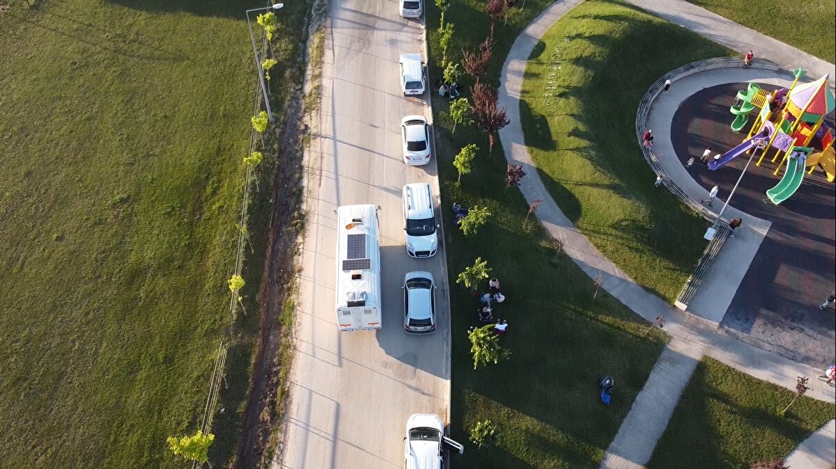 Minibüsü tamamen kendi temin ettiği malzemeler ve işçilikle motokaravana dönüştüren Yavuz, eşi Hacer Yavuz'la (70) şu ana kadar birçok şehri gezdi.