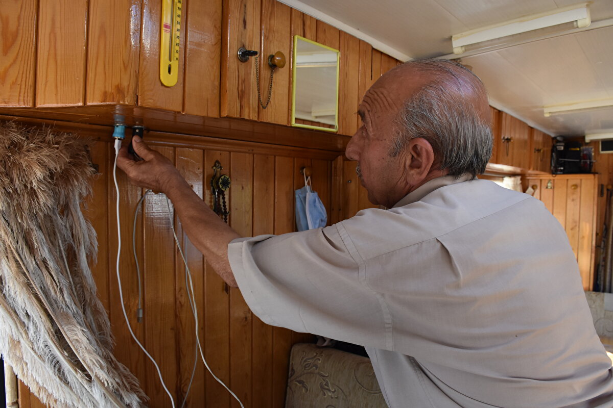 İlk karavanını da ekleyince 14 yılı aşkın süredir ülkeyi karış karış dolaştığını vurgulayan Yavuz, şunları kaydetti:
"Geçen sene evime girmedim. Burası bir evden farksız, her şeyimiz var. A'dan Z'ye, hidrofor motoruna kadar benim el yapımım. Her şeyini ben yaptığım için Türkiye'de şu anda bunun bir eşi daha olmadığına inanıyorum. Gelsinler, kontrol etsinler. Ben bunu o zamanlar 15-20 bin liraya mal etmişimdir. Şimdi 300 bin liraya, 400-450 bin liraya karavanlar var. Onların yanında benimkinin tabii biraz modeli eski"