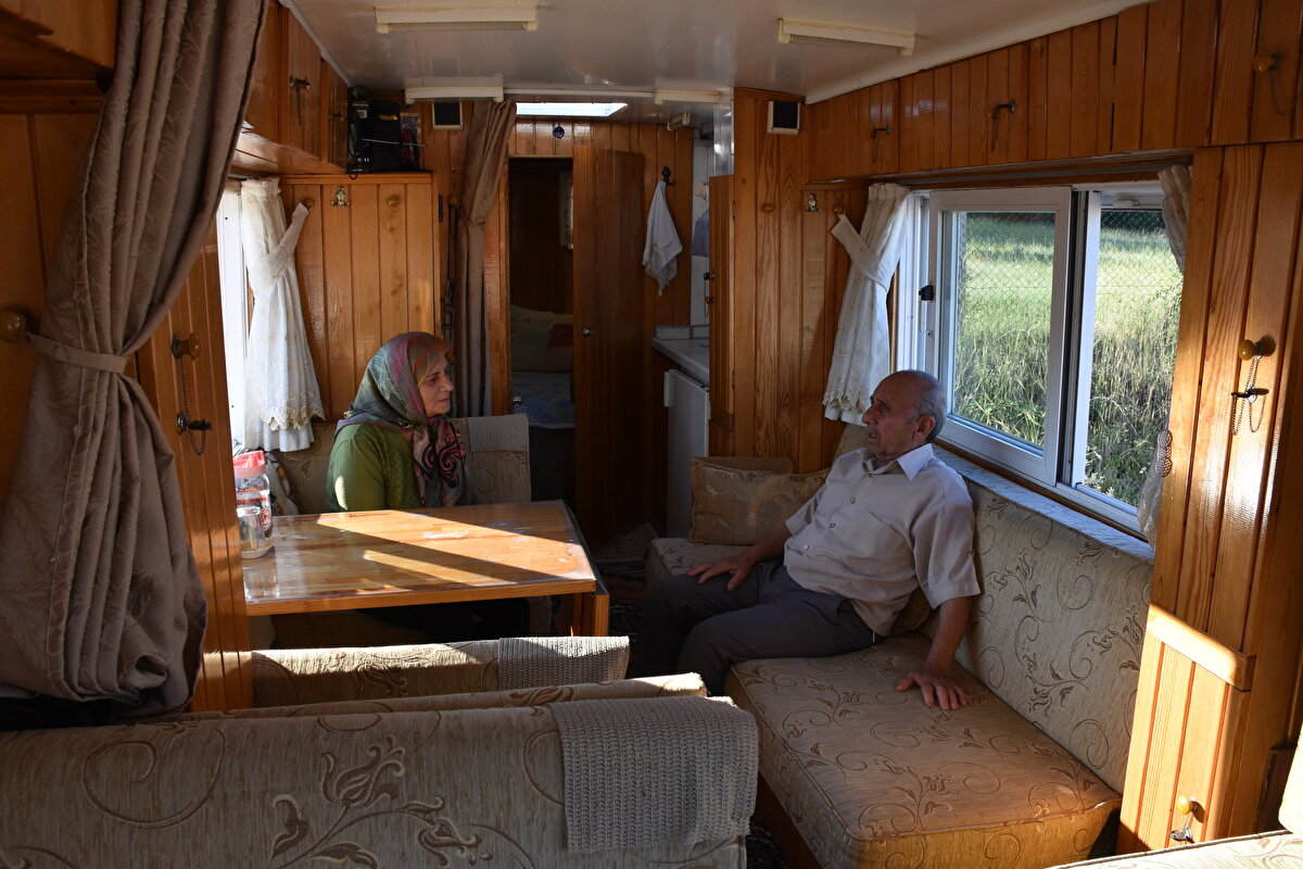 Yaylalara, deniz ve göl kenarlarına gittiklerini aktaran Yavuz, "Hemen hemen Türkiye'nin 4'te 3'ünü gezdim. Yolda ilginç durumlarla da karşılaştım, Polis arkadaşlar, jandarma arkadaşlar yolda durdurdukları zaman şöyle bakıyorlar. Bir bakıyorlar bu ev, 'Bu ne amca?' diyorlar. Hoşlarına gidiyor" diye konuştu.