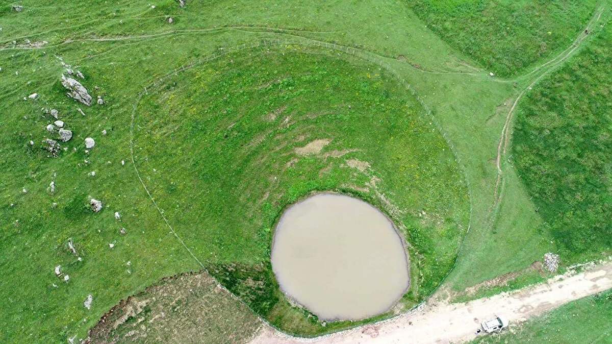Yaylada yaşayan Hüseyin Fidan ise “Göl, define arama bahanesi ile işgal edildi, doğası bozuldu. Bakanlık el koyduktan sonra gölde güzel çalışmalar yapıldı. Buranın turizme kazandırılmasını bekliyoruz” dedi.

Süleyman Dervişoğlu ise “Gölü görmeye çok insan geliyor. Ben de gölde görsel bir şölen olsun, diye heves ettim, kaz aldım. Kazlarımı sürekli buraya getirip gölde yüzmelerini seyrediyorum” diye konuştu.
