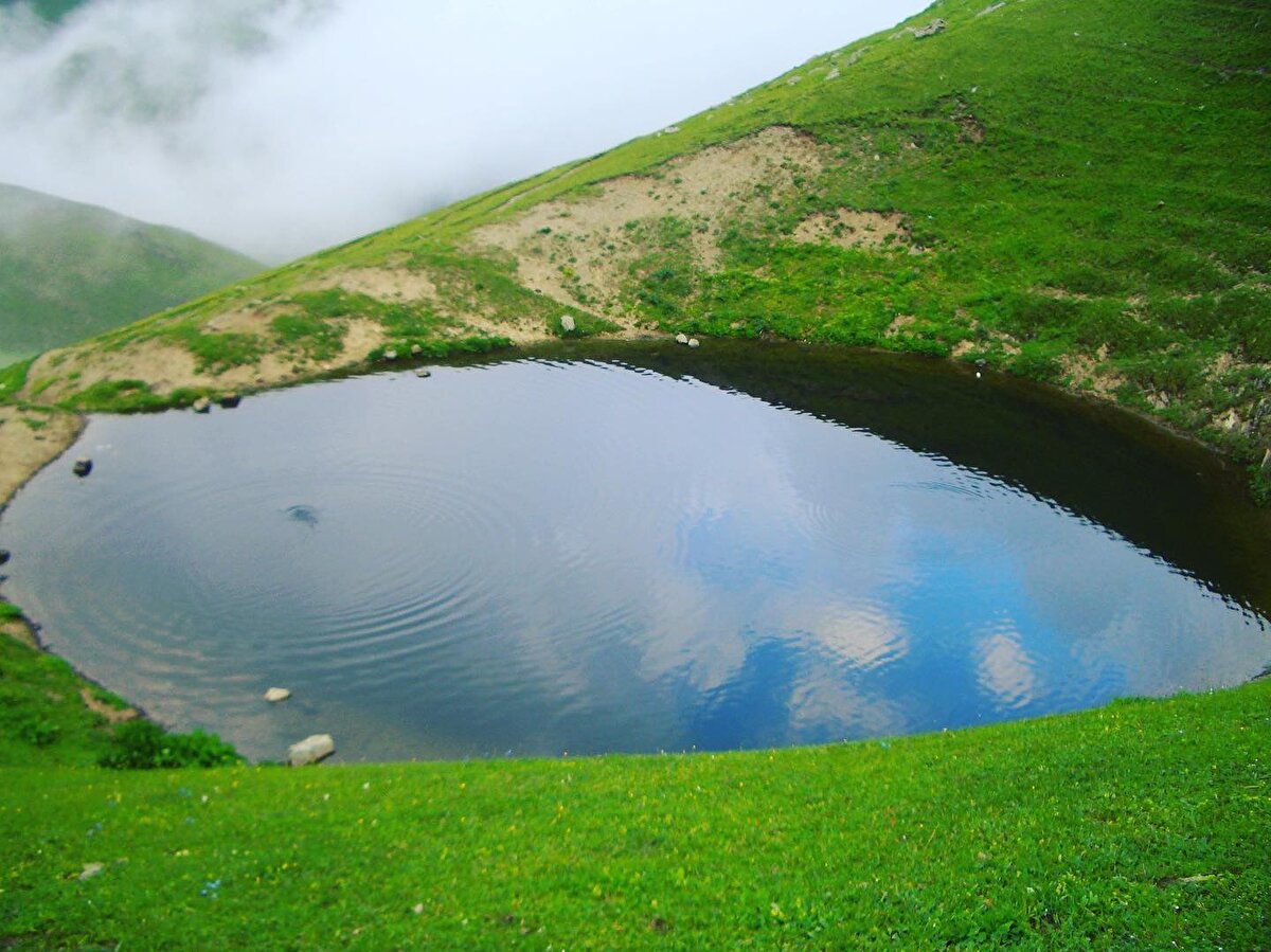 Yapılanın hata olduğunu kaydeden Prof. Dr. Bektaş, “Bu hatadan ders çıkarılmalı. Bölgemizde bu göl gibi çok daha güzel ve büyük göllerimiz var. Bu gölleri korumamız lazım. Özellikle küresel iklim nedeni ile Doğu Karadeniz, Türkiye’nin en güzel yaşanabilir yerleri. Biz bu doğal güzellikleri turizme katabilirsek bu bölgenin yaşam kalitesi daha da çok artar” diye konuştu.
