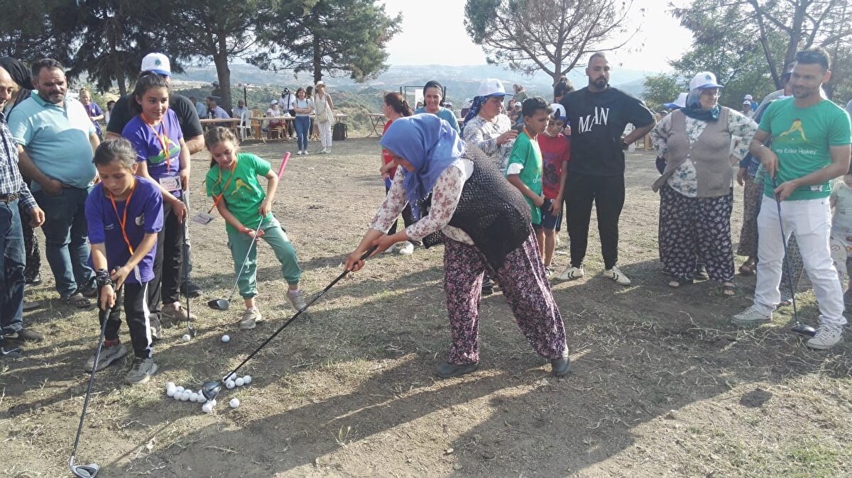 Kendi yaptıkları golf arabalarıyla golf sahası içinde gezen köy sakini şalvarlı kadınların golf çubuğuyla yaptığı atışlar izleyiciler tarafından uzun süre alkışlandı.
