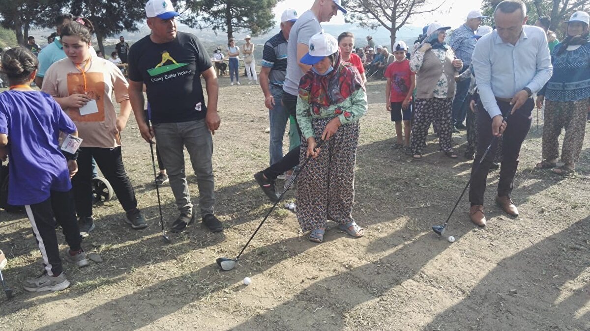 Turnuvaya katılan 7’den 70’e herkes mahallenin harman yerinde kurulan golf sahasında deliklere atış yaptı.

