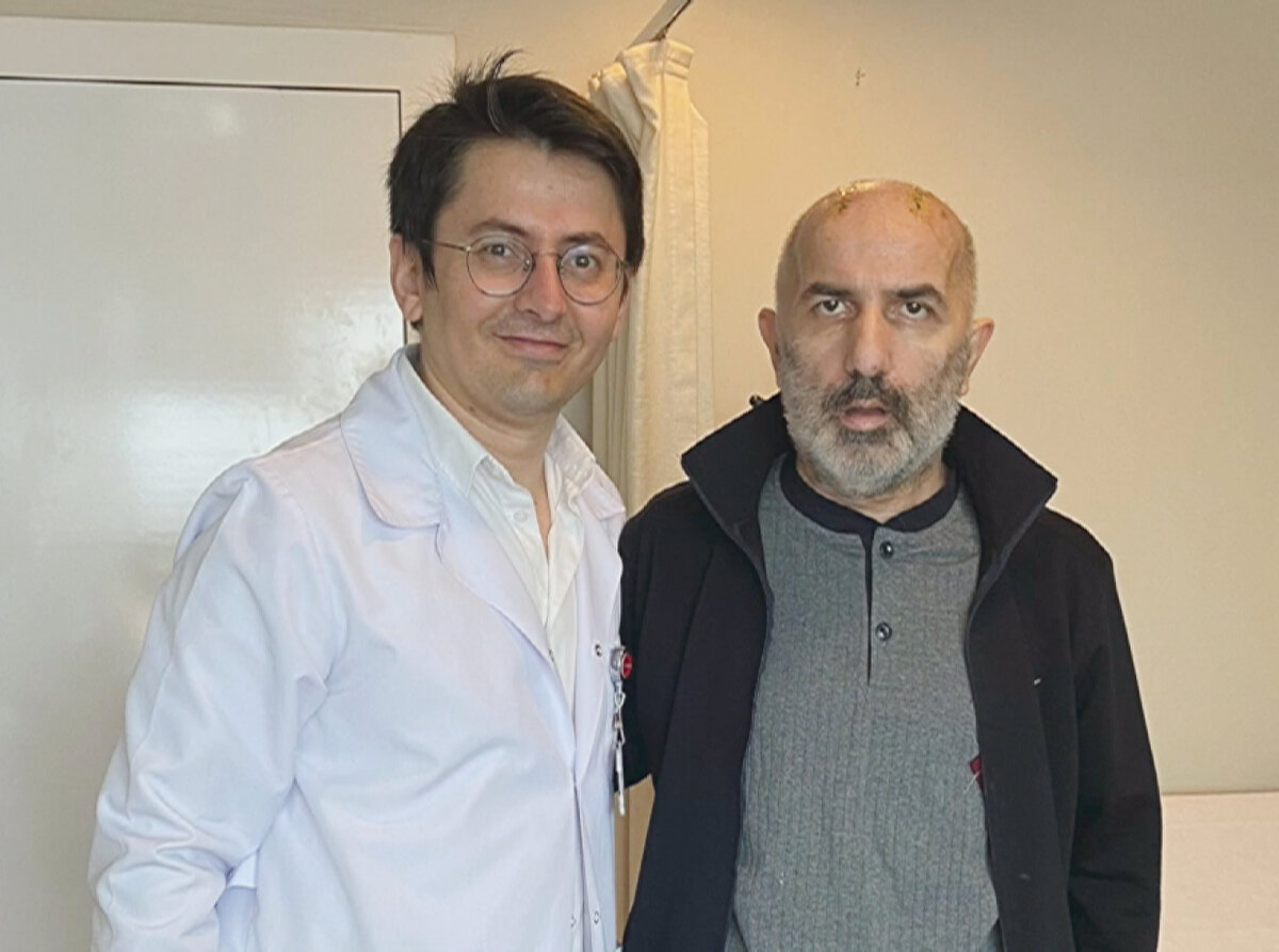 Yılmaz'ın filmlerini gören Dr. Peker, onu acilen ameliyata aldı ve yaklaşık 5 aydır karnında taşıdığı kafatası kemiklerini yerine yerleştirdi, çöken beyin zarını genişleterek kafa içi basıncın azalmasını sağladı. Yılmaz ameliyattan iki hafta sonra yürüyebilmeye konuşabilmeye hatta işinin başına dönme planları yapmaya başladı.Beyin Cerrahi Uzmanı Opr. Dr. Halil Olgün Peker, Osman Yılmaz'ın birkaç hafta daha geç kalmış olsa, bu ameliyatın da işe yaramayacağını ve yatağa bağımlı bir bakım hastası olarak yaşamını sürdürmek zorunda kalacağını söyledi. 