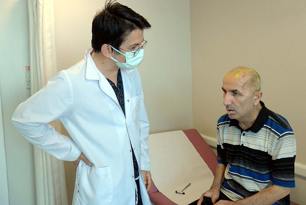 Peker, sözlerini şöyle sürdürdü:

"İki taraflı kafatası kemiğini tekrar yerine koyup beyin zarının üstüne bir yama yaparak beynin dışarıya doğru genişlemesine imkan tanımış olduk. Kafatasında da tekrar bazı düzenlemeler yaparak, kranioplasti diyoruz buna, ameliyatla kafatasını tekrar eski haline getirmiş olduk. Artık konuşabiliyor, yemek yiyebiliyor, yürüyebiliyor. Bunların hiçbiri ameliyattan önce yoktu. Zamanla beyin kanaması geçirdiği dönemden bile önceki, sağlıklı haline geleceğini düşünüyoruz"