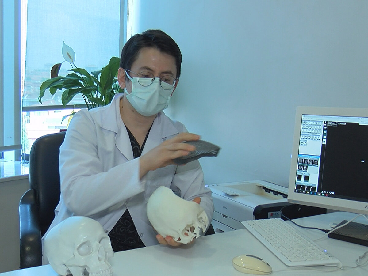 Peker, "Osman bey bize yaklaşık 3-4 hafta önce başvurdu. Yakını Tülay Hanım getirdi. Bir trafik kazası geçiriyor, önce çok ciddi bir beyin kanaması gelişiyor. Gittiği hastanede uzun süre yoğun bakımda kalıyor bu beyin kanamasına bağlı olarak ve çok ciddi bir kafa içi basınç artışı durumu oluşuyor. Kafa içindeki basıncı düşürmek için, iki tarafta kafatası kemiğini alıyorlar ve karnına gömüyorlar. Yani beynin dışarıya doğru genişlemesine fırsat vermek için böyle bir ameliyat yapılıyor. Ama hastaneden çıktıktan sonra Osman Bey'in durumu sürekli kötüleşmeye başlamış. Hastaneden çıktığında yürüyebilen, yemek yiyebilen bir durumdayken, her geçen gün tersine gitmiş ve yemek dahi yiyemez olmuş. Yani o ameliyatla yapılmak istenen durumun tam tersi bir tablo gelişmiş. Beyin, dışarıya genişlemesi gerekirken, içeriye doğru çökmüş ve bu da beyinde çok ciddi baskı oluşturmuş" dedi.