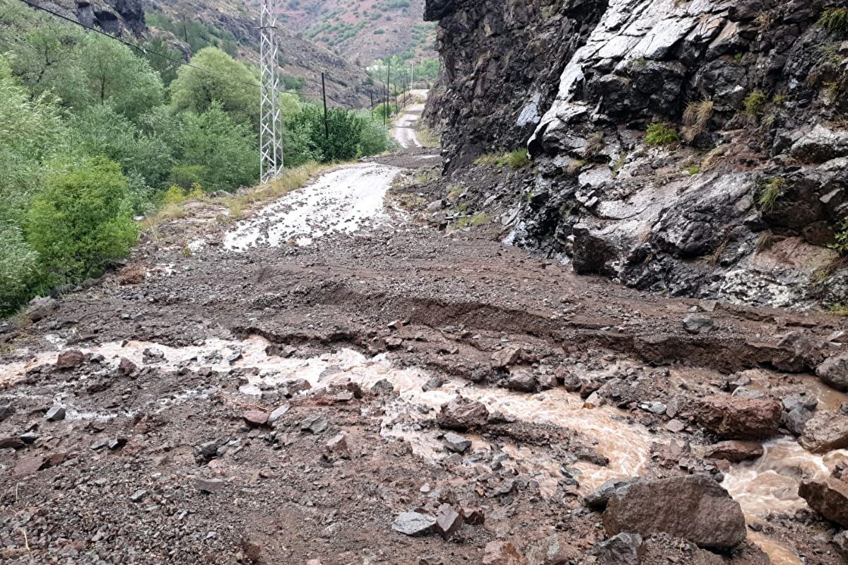 Adeta göle dönen yolların kapanmasının ardından Karayolları ekipleri temizlik çalışması yaparak ulaşıma açarken aynı bölgede karayolu kenarındaki bazı işyerlerini su bastı. Aynı bölgede derenin yanındaki bağ ve bahçeler de sel sularıyla doldu.

