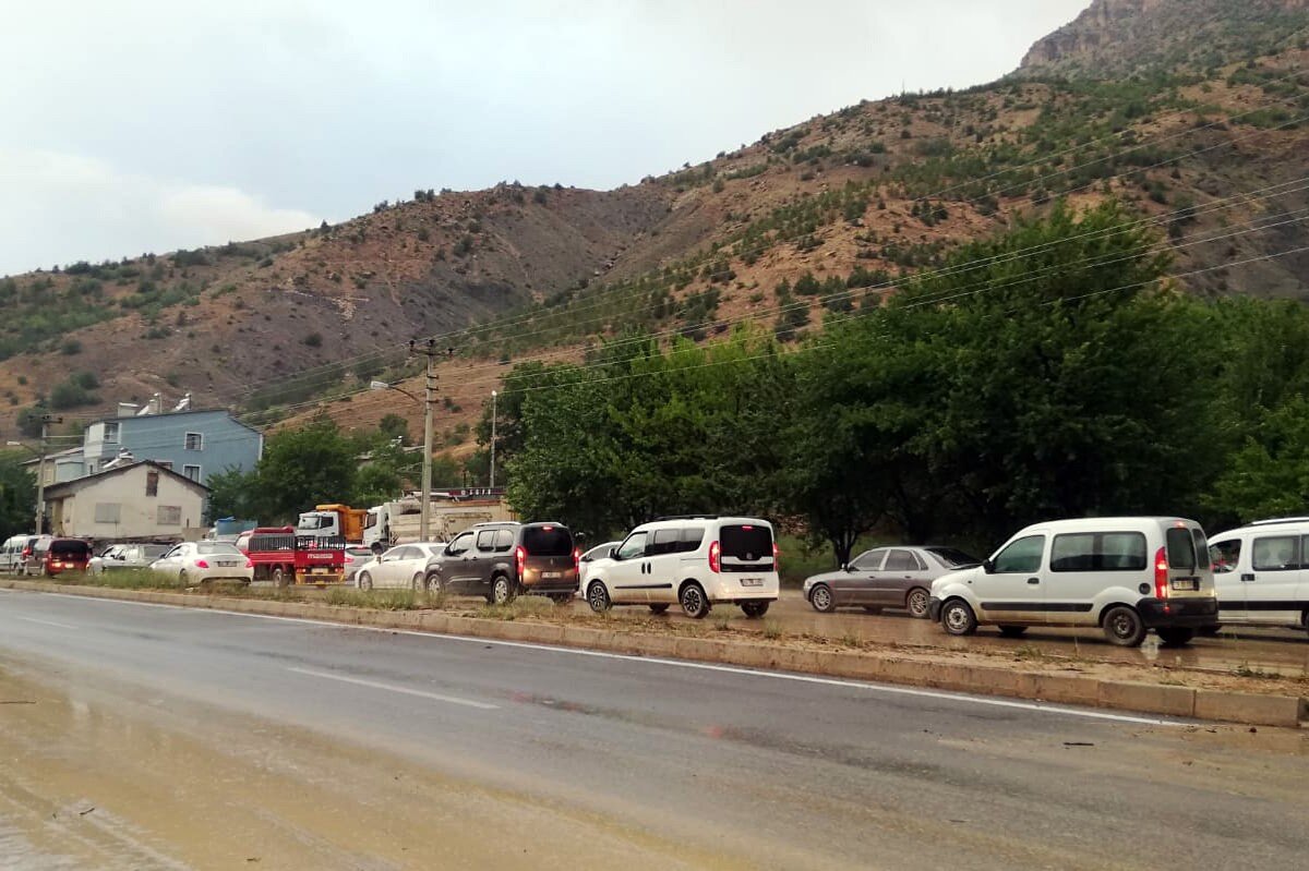 Diğer yandan yağış nedeniyle debisi yükselen Harşit çayının kenarına düşürdükleri futbol topunu almak için dere kenarına inen ve çıkamayan iki genç Gümüşhane Belediyesi İtfaiyesi ekipleri tarafından uzatılan merdiven yardımıyla bulundukları yerden kurtuldu.
