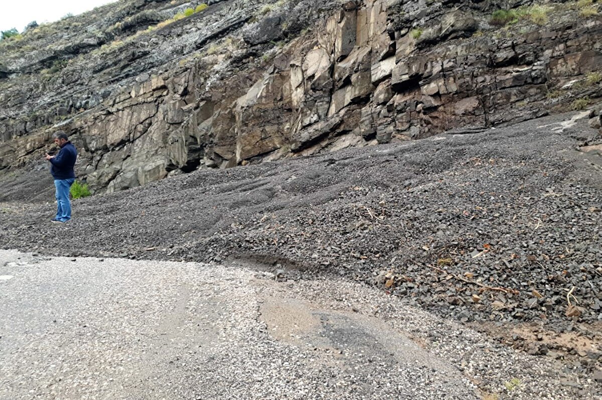 Yağışının etkili olduğu vadide yer alan Çayırardı köyünün yolu da kuru derelerden gelen malzemeler nedeniyle tamamıyla ulaşıma kapandı. Hafta sonu tatilini köyde geçiren vatandaşlar yağışın ardından kent merkezine dönmek istediklerinde kuru derelerden akan sel ve getirdiği teresubat nedeniyle yolun kapalı olduğunu görünce ekiplere bildirdi.
