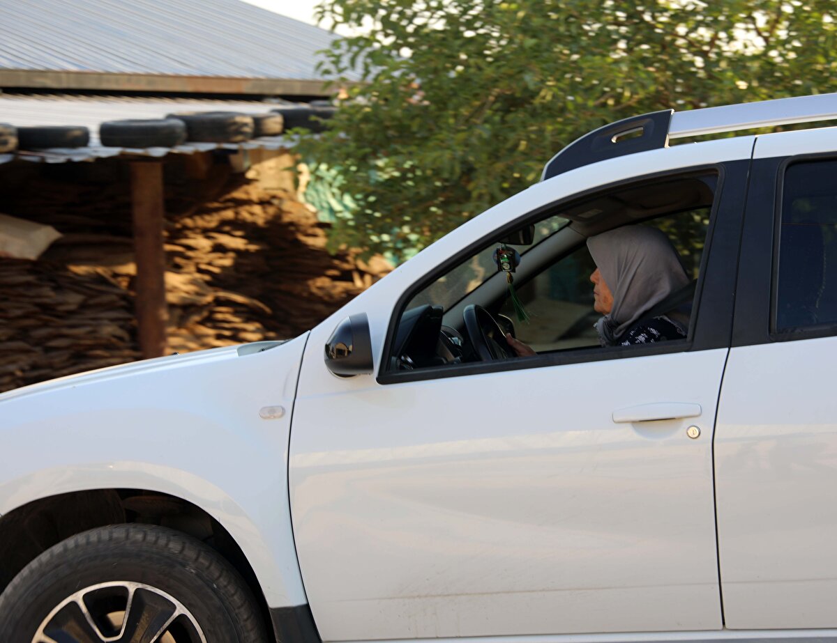 Tarım ve Orman Bakanlığı'na başvurup 183 koyun alarak çiftliği büyüten Sakaroğlu, hayvanlardan elde ettiği süt ürünlerini satarak, aradan geçen süre içerisinde 600 koyun ve 20 inek sahibi oldu. Çiftliğinde 12 kişiyi istihdam ederek çevresindekilere örnek olan Sakaroğlu, 3 yıl önce araç kullanmayı da öğrendi.