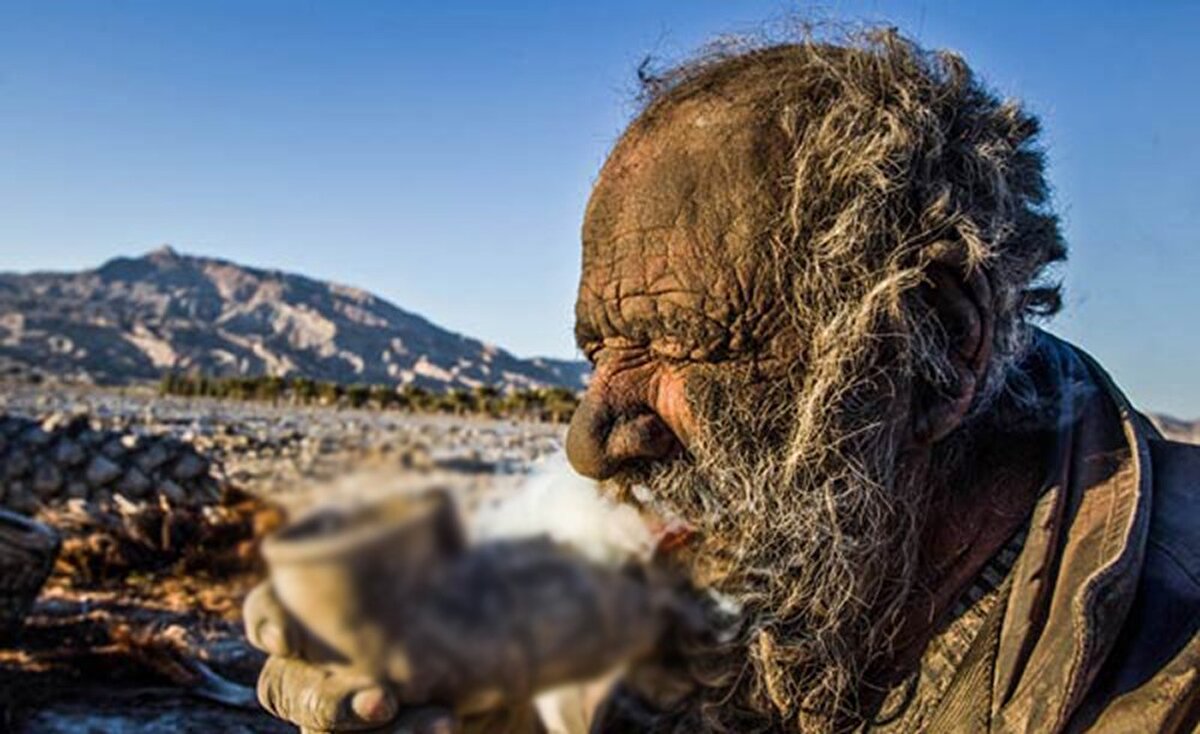 NTV'de yer alan habre göre; Vücudunu kir tabakası kaplayan adam, 65 yıldır tıraş da olmuyor.