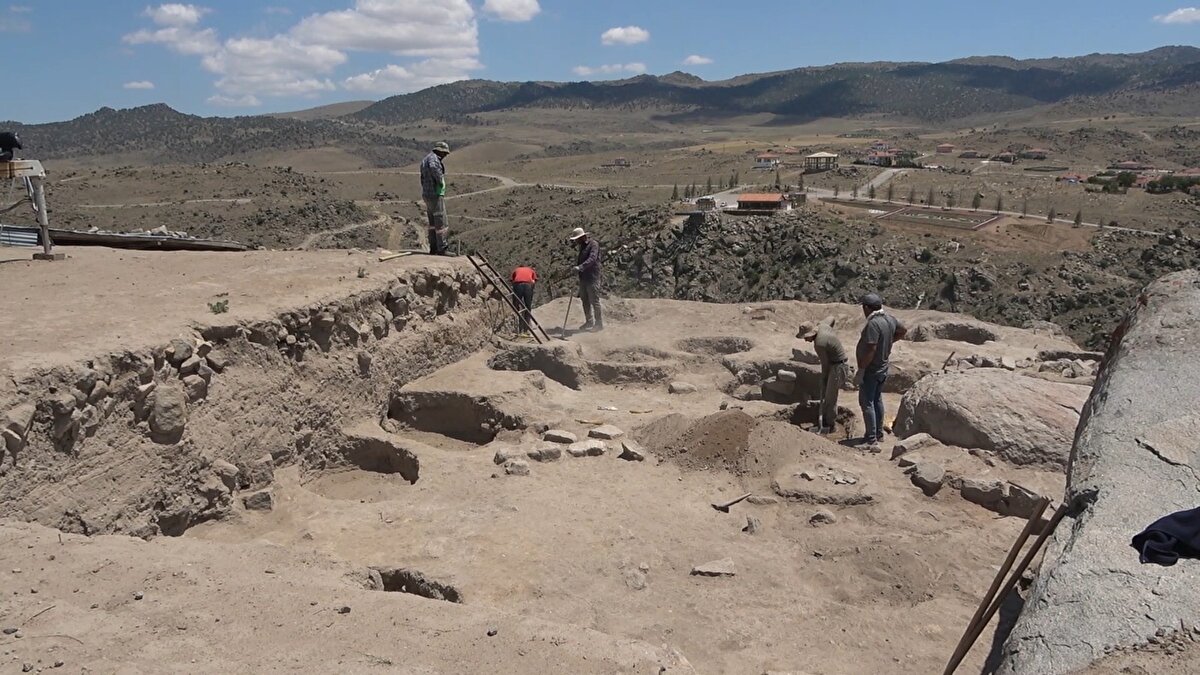Kırşehir Ahi Evran Üniversitesi Arkeoloji Bölümü Öğretim Üyesi ve Kazı Başkanı Doç. Dr. Kimiyoshi Matsumura, Büklükale mevkiindeki kazı çalışmasında, 5 bin yıl önceki döneme ait yerleşim yerinin tespit edildiğini söyledi.