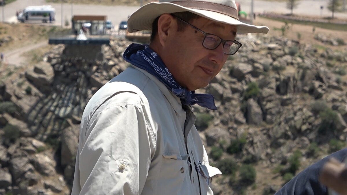 Bu yılki kazılarda, 2700 önceki sur duvar üzerinde çalışmalarını sürdürdüklerini ifade eden Matsumura, Geç Demir Çağı’na ait kalıntıları aradıklarını söyledi.
Matsumura, "Buradaki zemindeki tabaka, milattan önce Hititlere ait bir tabaka. Bu Demir Çağ üzerindeki çalışmaları bitirip, aşağıdaki Hitit tabakasına girmeye çalışıyoruz. Şimdi üç takım grup halinde çalışmaları sürdürüyoruz. Epey geniş alanda çalışmalar yapılıyor" dedi.
Şimdiye kadar yapılan çalışmada en yeni Osmanlı dönemine ait yerleşim yeri, 4-5 bin yıl önceki döneme ait yerleşim yerinin tespit edildiğini söyleyen Matsumura, "Bizim amacımız yoğun olarak Milattan Önce 2 binler. Burada büyük şehir vardı. Şu an tepenin üzerinde çalışıyoruz. Bunun arkasında batıda bir ‘aşağı şehir’ var. Orada o dönemin ticaret merkezi varmış. Ticaret merkezi üzerinde çalışmaları yapmayı planlıyoruz" diye konuştu.